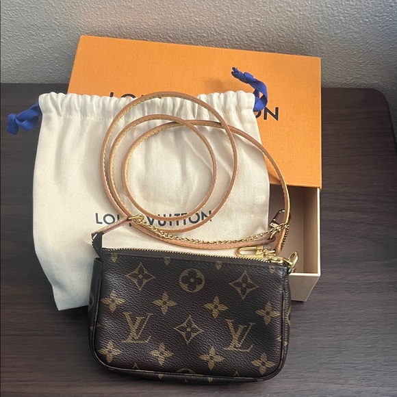 Louis Vuitton mini pouchette - Picture 1 of 8